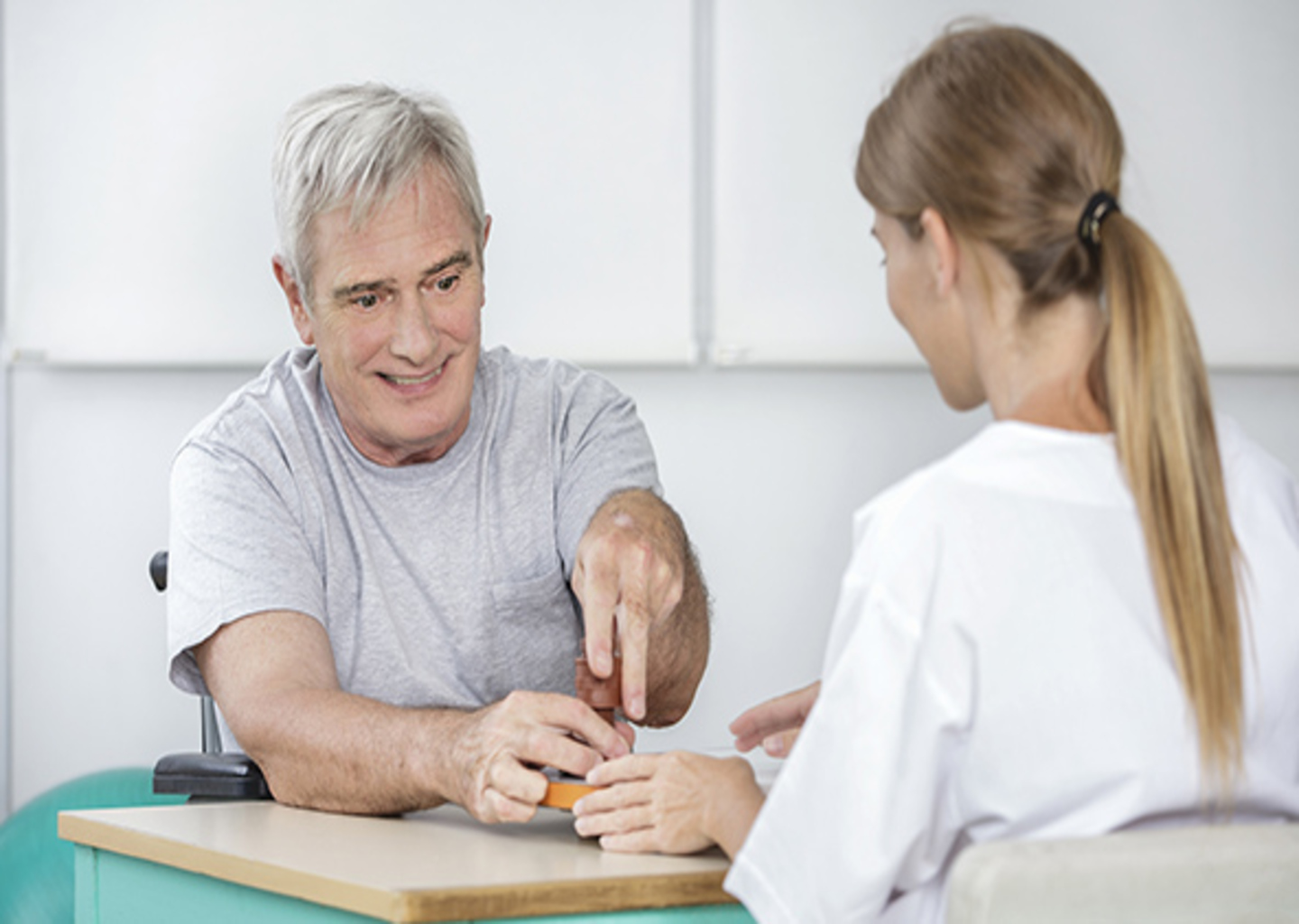 fisioterapeuta e paciente em reabilitação de mão